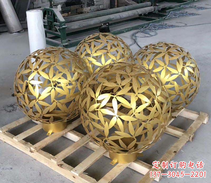 河南不锈钢树叶镂空球的美妙景观