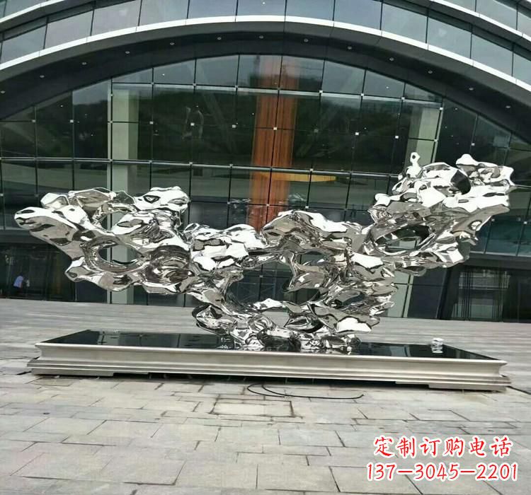 河南灵动的太湖石雕塑
