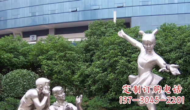 河南不锈钢制作的儿童踢毽子雕塑