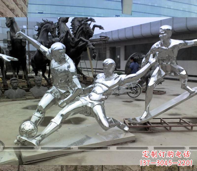 河南玩足球的不锈钢雕塑