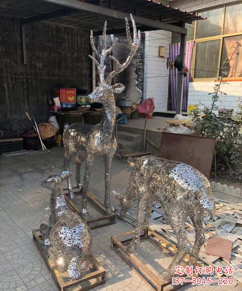 河南不锈钢庭院里的梅花鹿雕塑