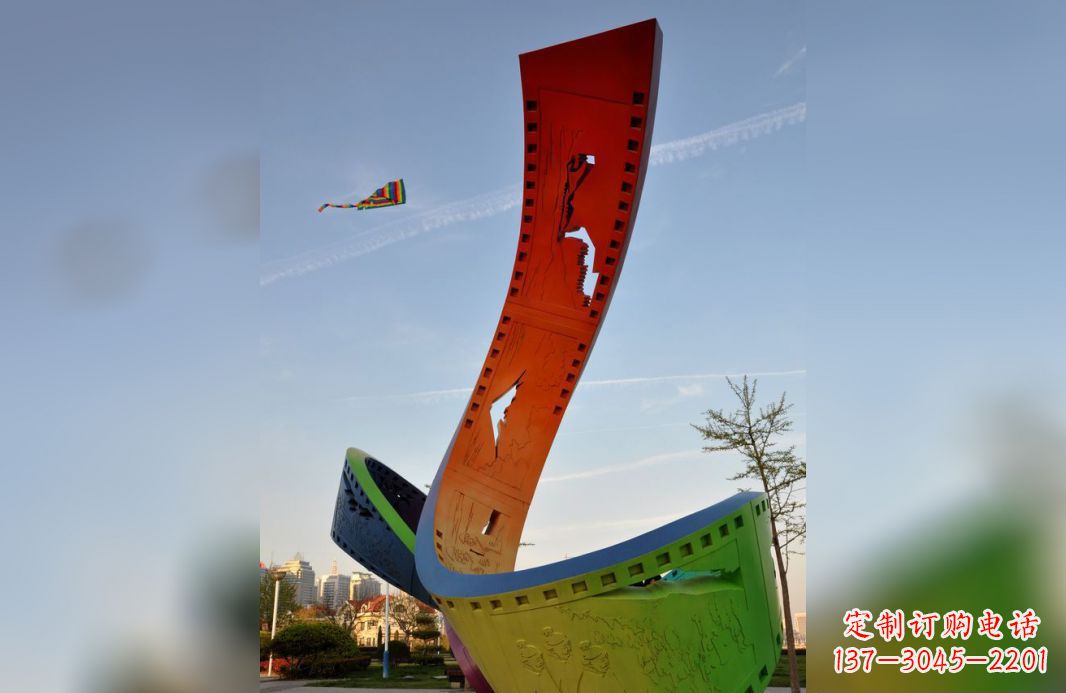 河南不锈钢五彩胶卷广场雕塑——现代美学的象征