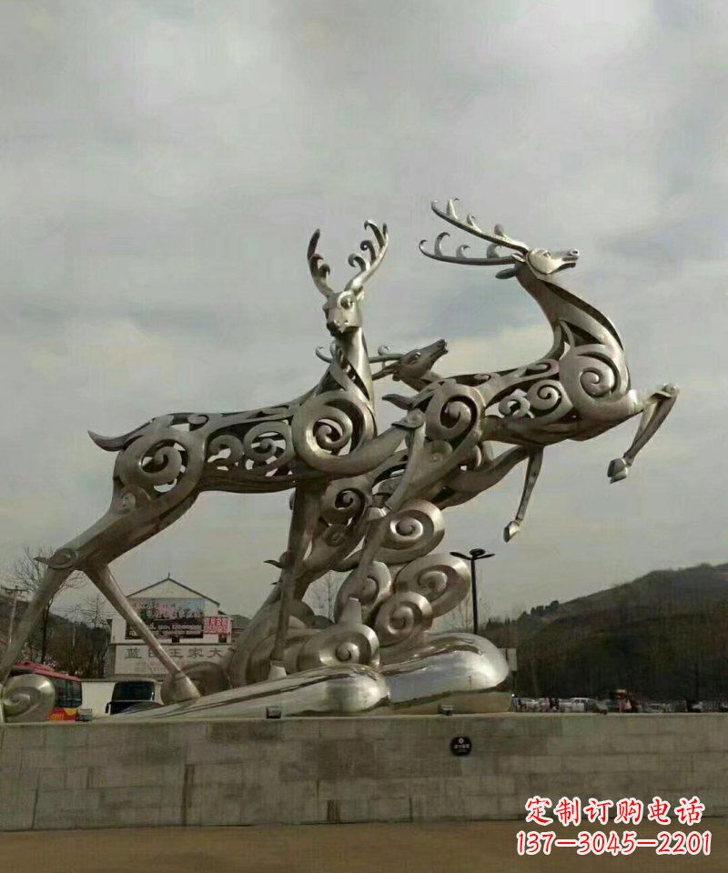 河南梅花鹿雕塑——祥云梅花鹿广场的标志