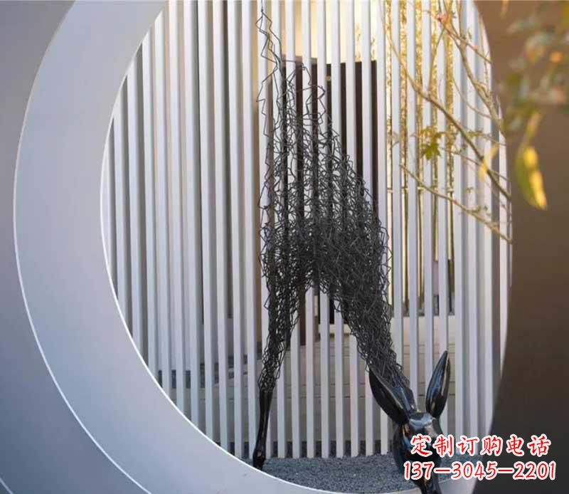 河南不锈钢小区的长颈鹿雕塑