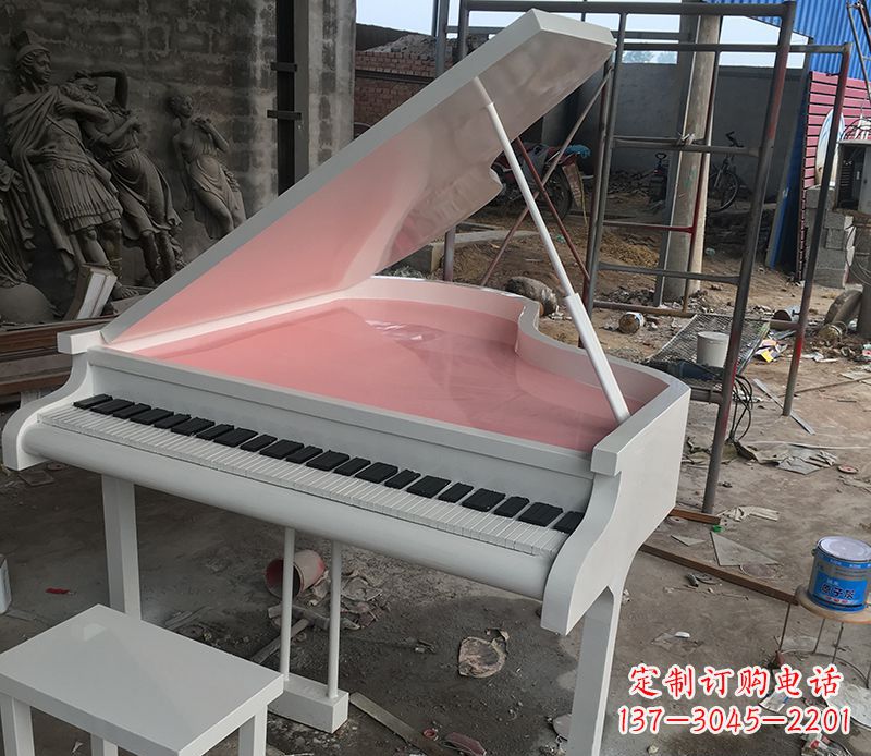河南校园里的钢琴雕塑