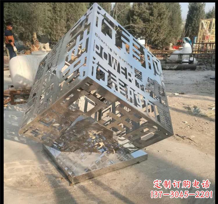 河南不锈钢艺术镂空魔方雕塑给空间带来新的灵感