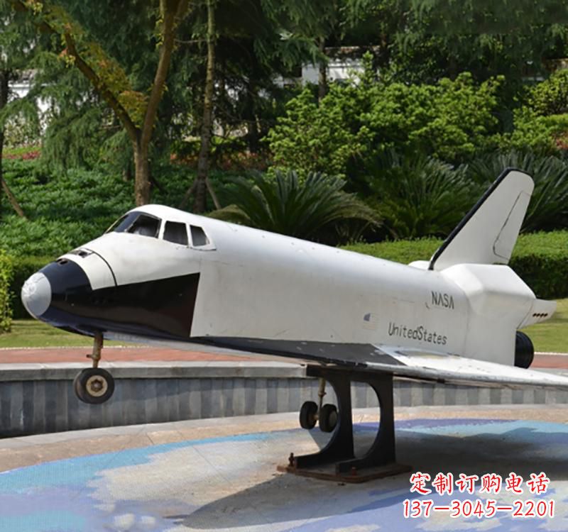河南不锈钢飞机雕塑给空中增添梦幻氛围