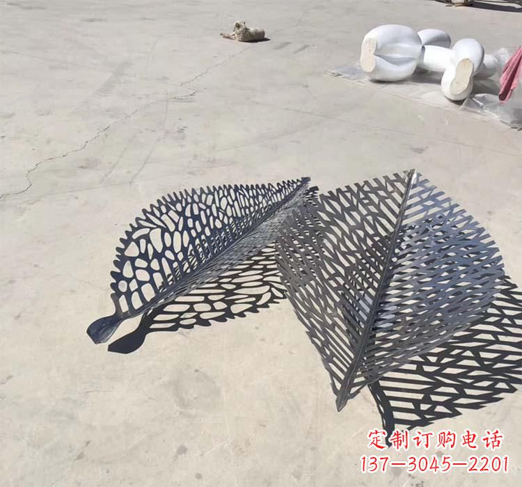 河南不锈钢园林镂空树叶雕塑给空间增添美感