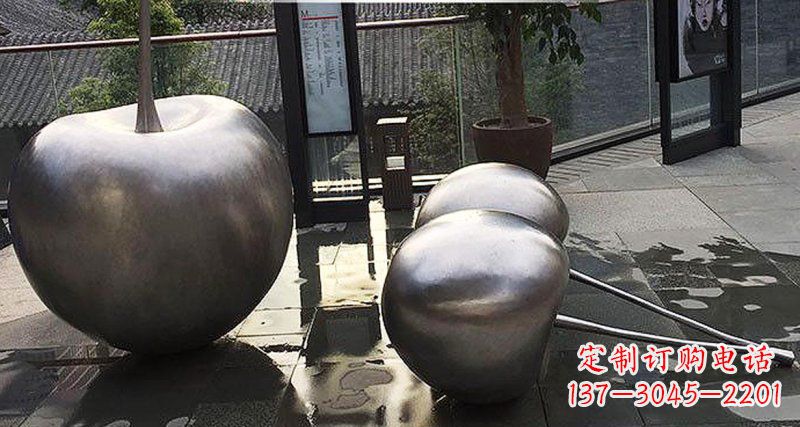 河南樱桃雕塑点缀步行街美丽景观