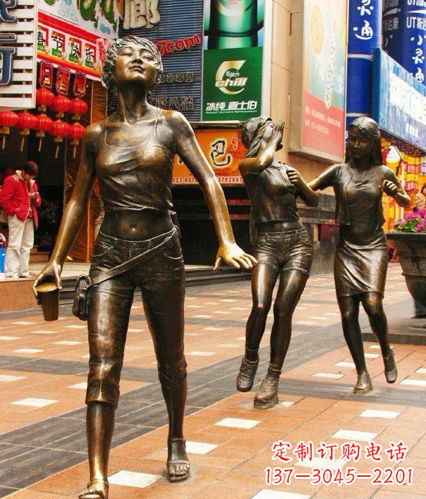 河南步行街逛街的女孩人物铜雕