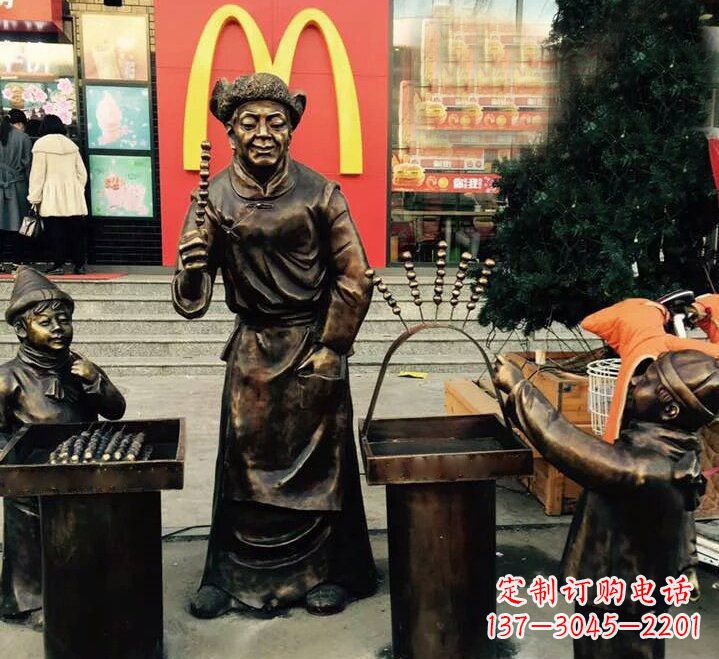河南步行街上的糖葫芦铜雕