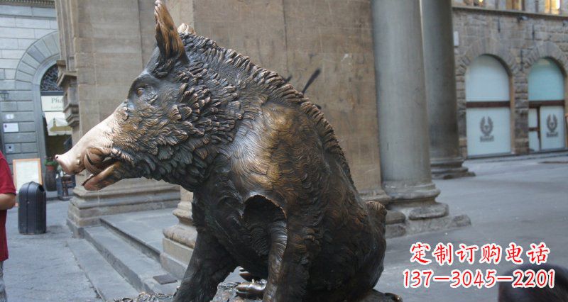 河南野猪雕塑给步行街带来美丽风景