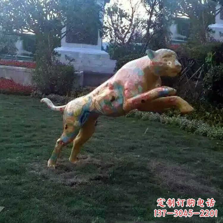 河南彩绘豹子玻璃钢雕塑-草坪绿地动物摆件