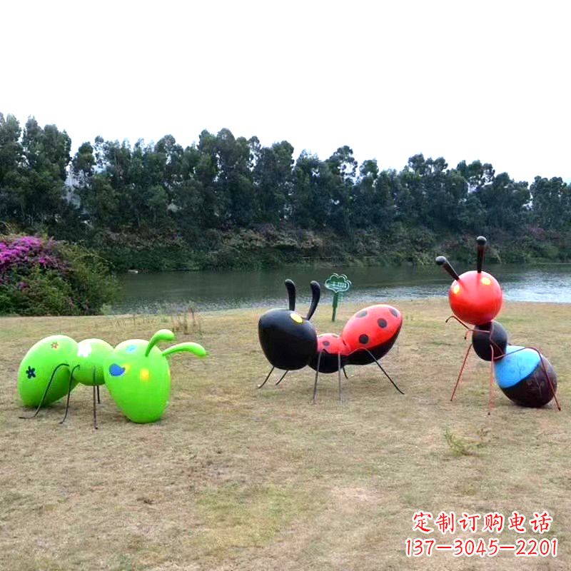 河南彩绘玻璃钢蚂蚁雕塑——精致又充满动感