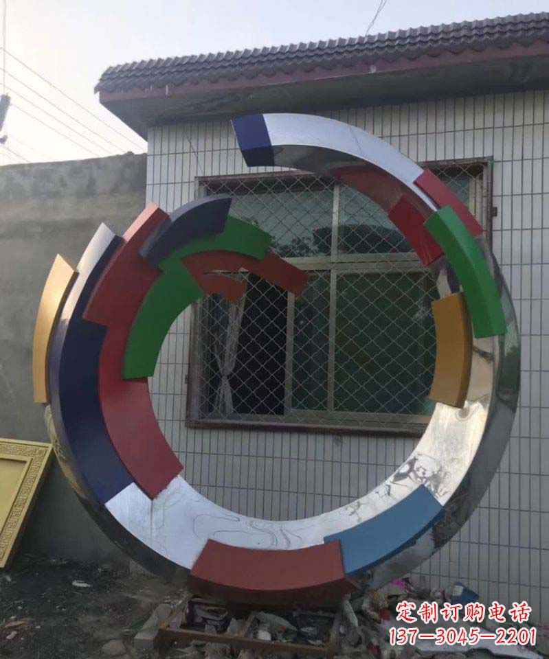 河南绚烂多彩的不锈钢圆环雕塑