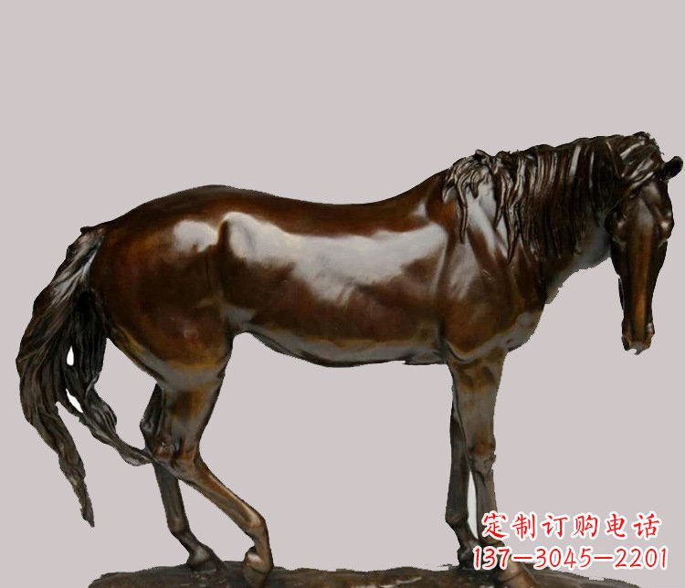 河南草原上的动物雕塑