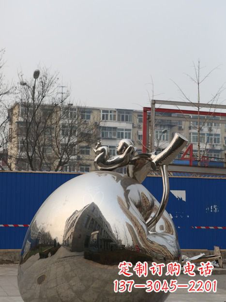 河南城市不锈钢躺在苹果上的小孩雕塑