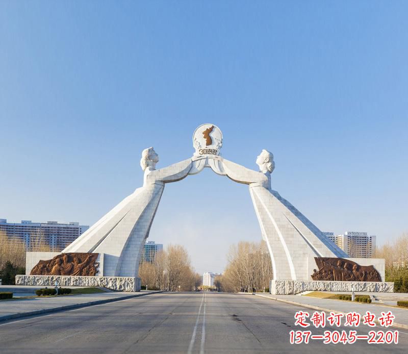 河南城市街道拱门石雕