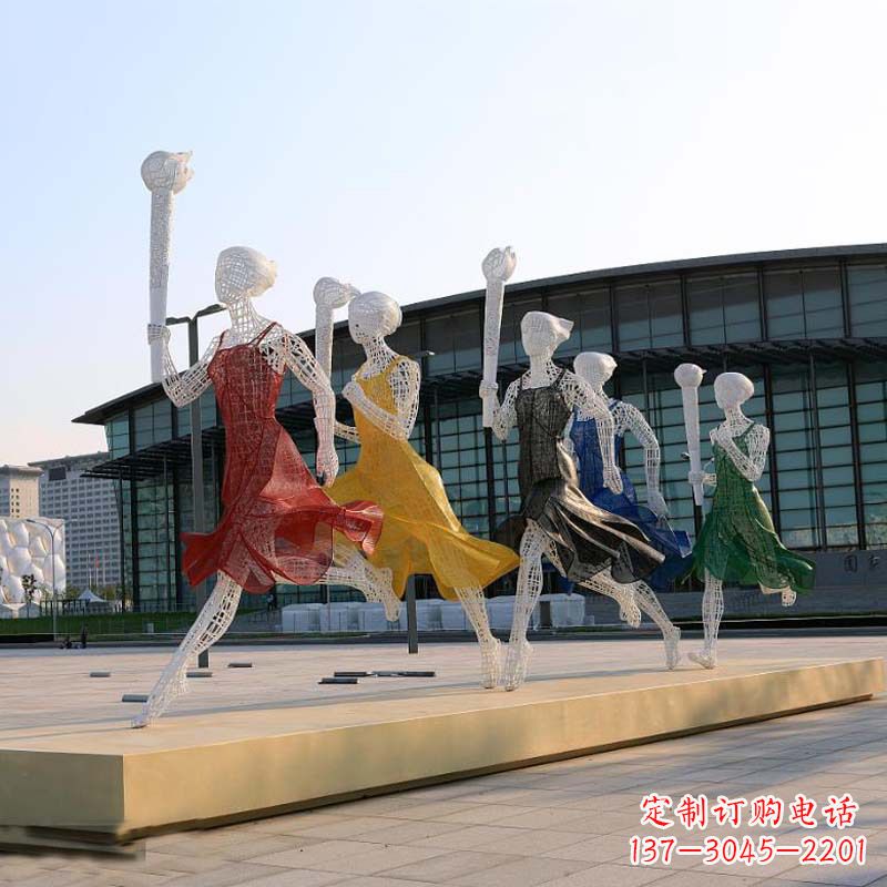 河南城市街道广场持火炬跑步的美女雕塑