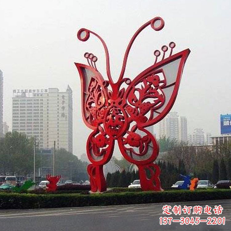 河南绿化带上的大型红色蝴蝶雕塑