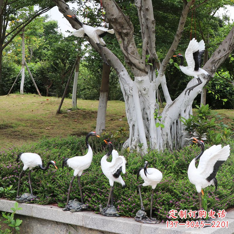 河南美丽的仙鹤雕塑