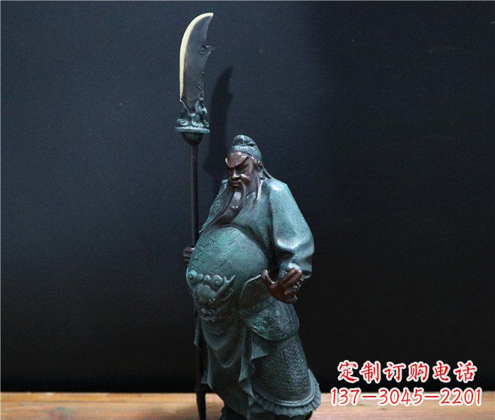 河南持刀关公玻璃钢仿铜人物雕塑