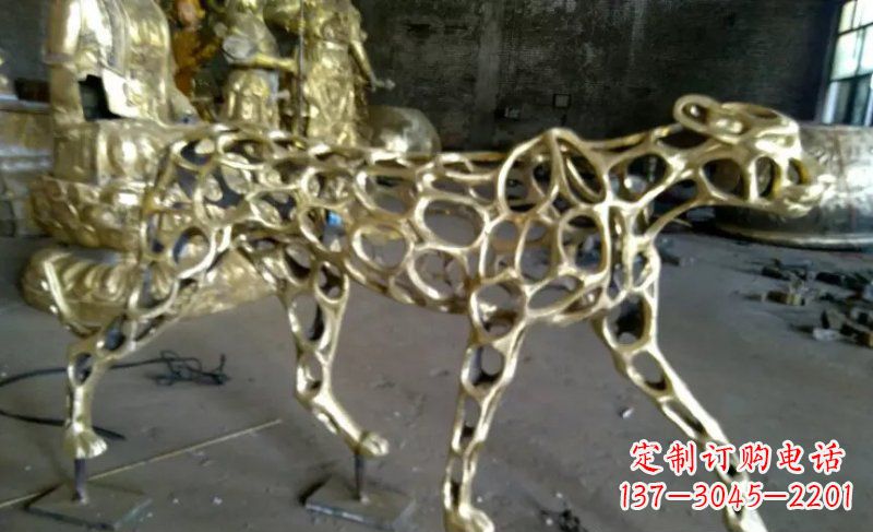 河南静谧的金钱豹雕塑