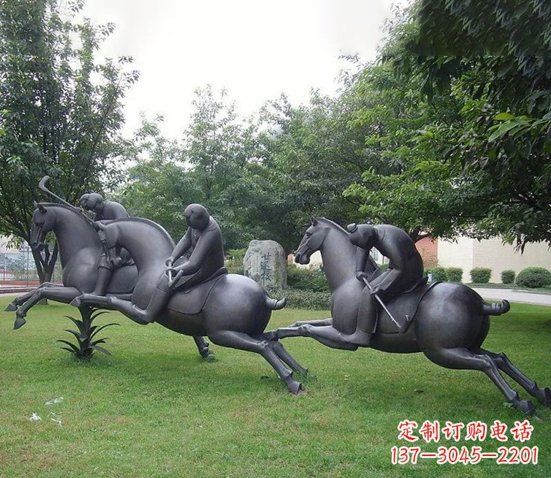 河南以骑马雕塑展示抽象人物