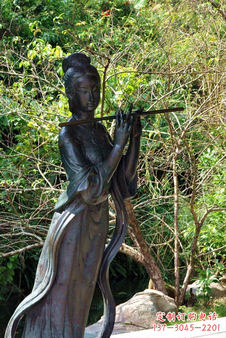 河南吹笛子的古代美女铜雕
