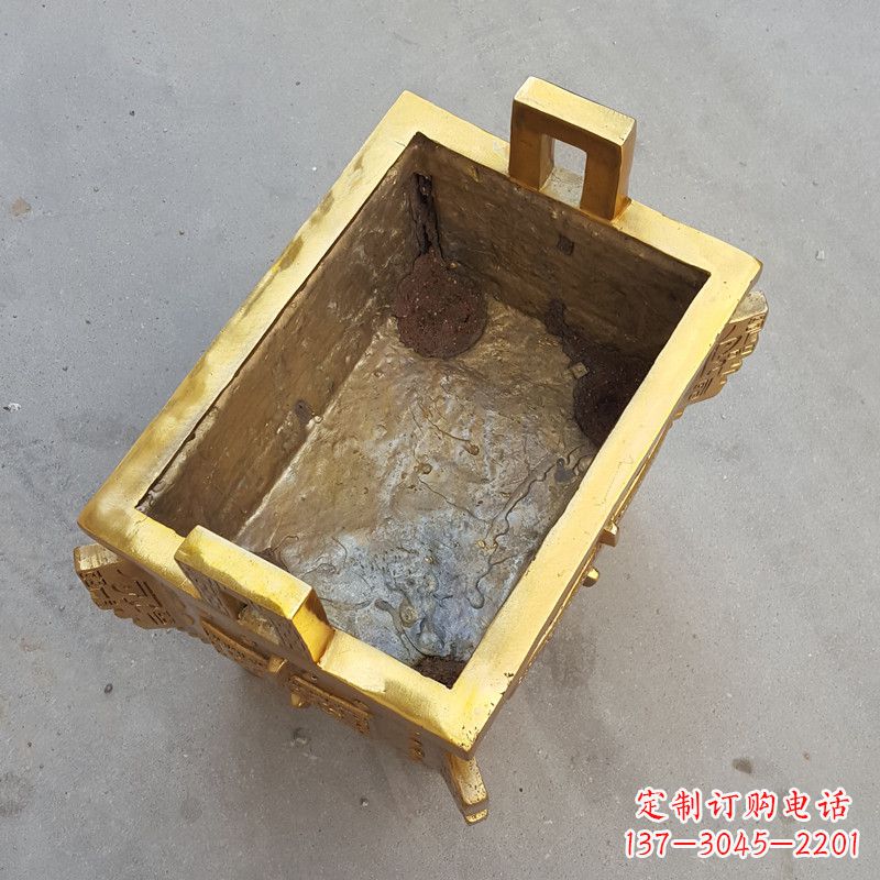 河南以纯铜铸造的金色香炉鼎