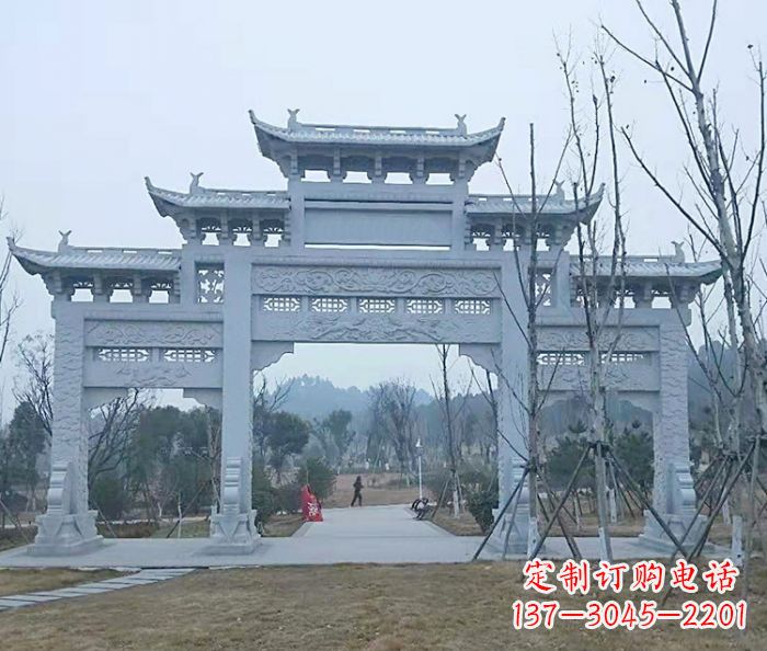 河南村口三门石雕牌楼古朴华丽