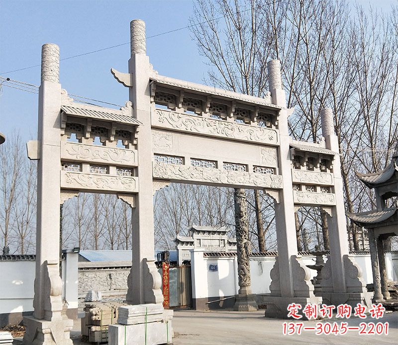 河南村口的珍贵文化——牌坊雕塑