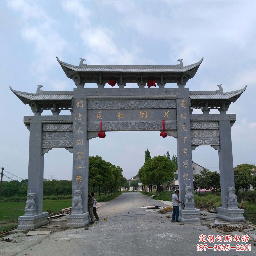 河南青石三门牌坊雕塑传承中国古典文化
