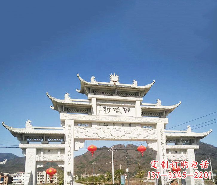 河南村庄的牌坊雕塑