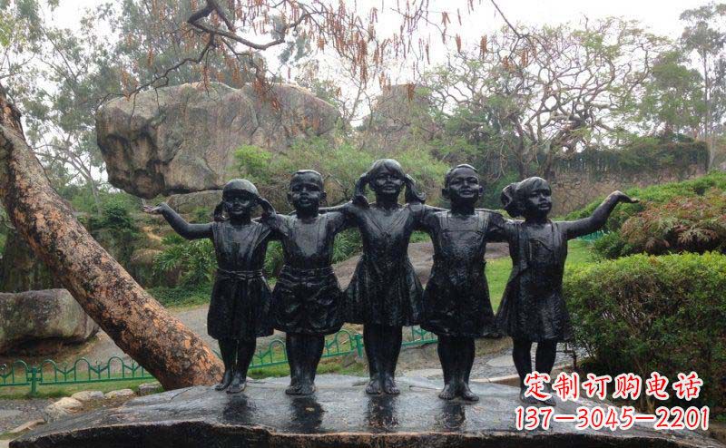 河南搭肩的儿童人物铜雕