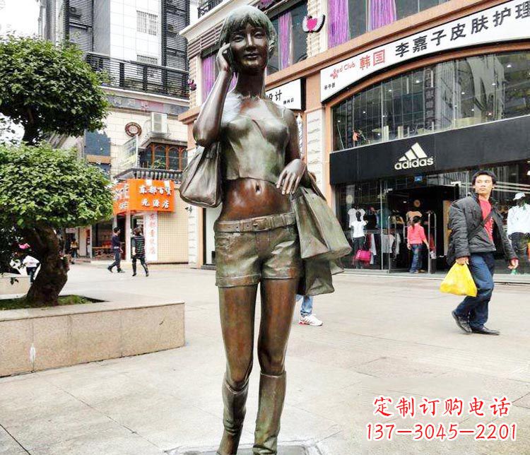 河南打电话逛街的女孩铜雕
