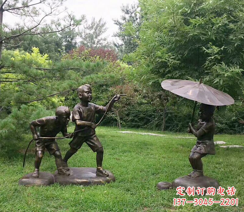 河南打伞玩水的儿童铜雕