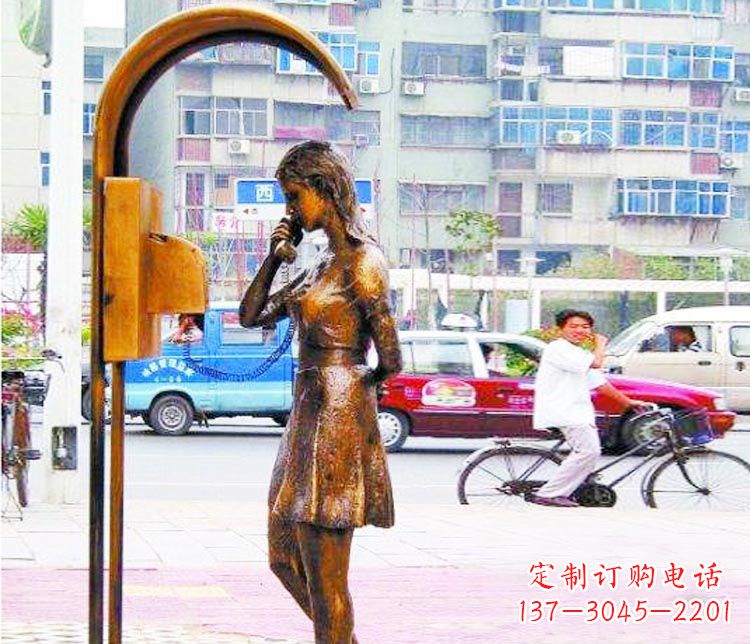 河南电话亭打电话的女孩铜雕
