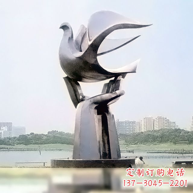 河南雕像上面站一只鸽子