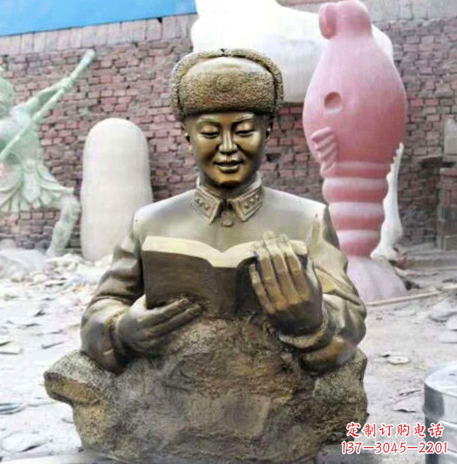 河南读书的雷锋铜雕