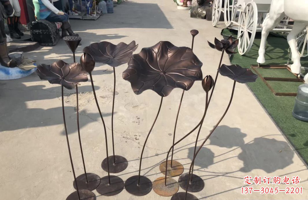 河南锻铜园林异彩纷呈的荷花雕塑