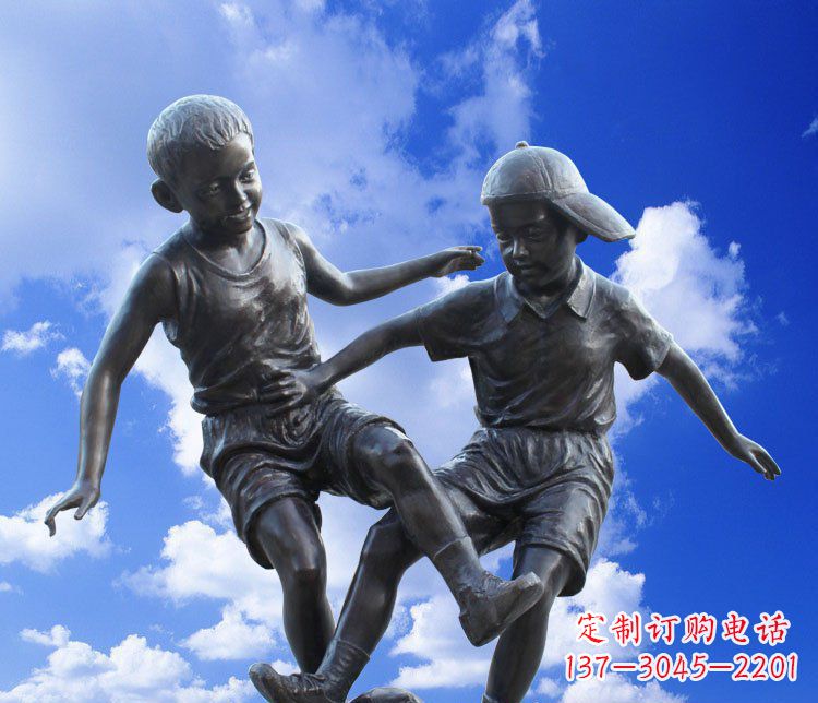 河南校园玻璃钢仿铜儿童踢球景观雕塑