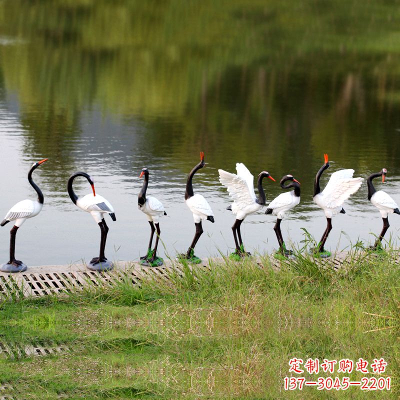 河南仿真仙鹤玻璃钢水景雕塑摆件-公园水池水塘琥珀动物雕塑