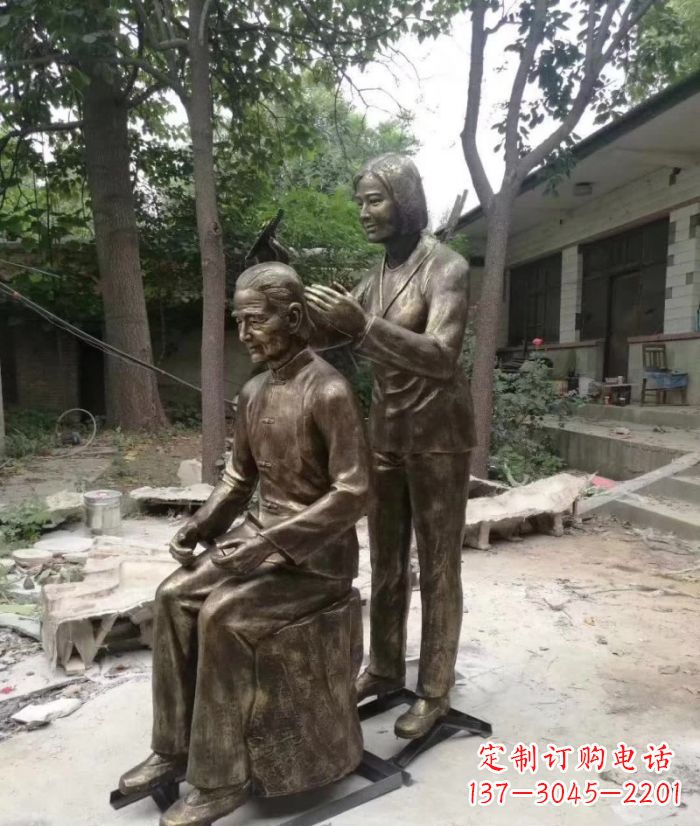 河南纪念母亲的传统铜雕梳头人物