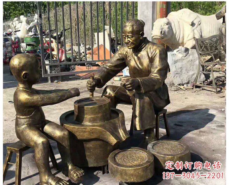 河南传承传统,细节丰富的把老人磨豆浆雕塑