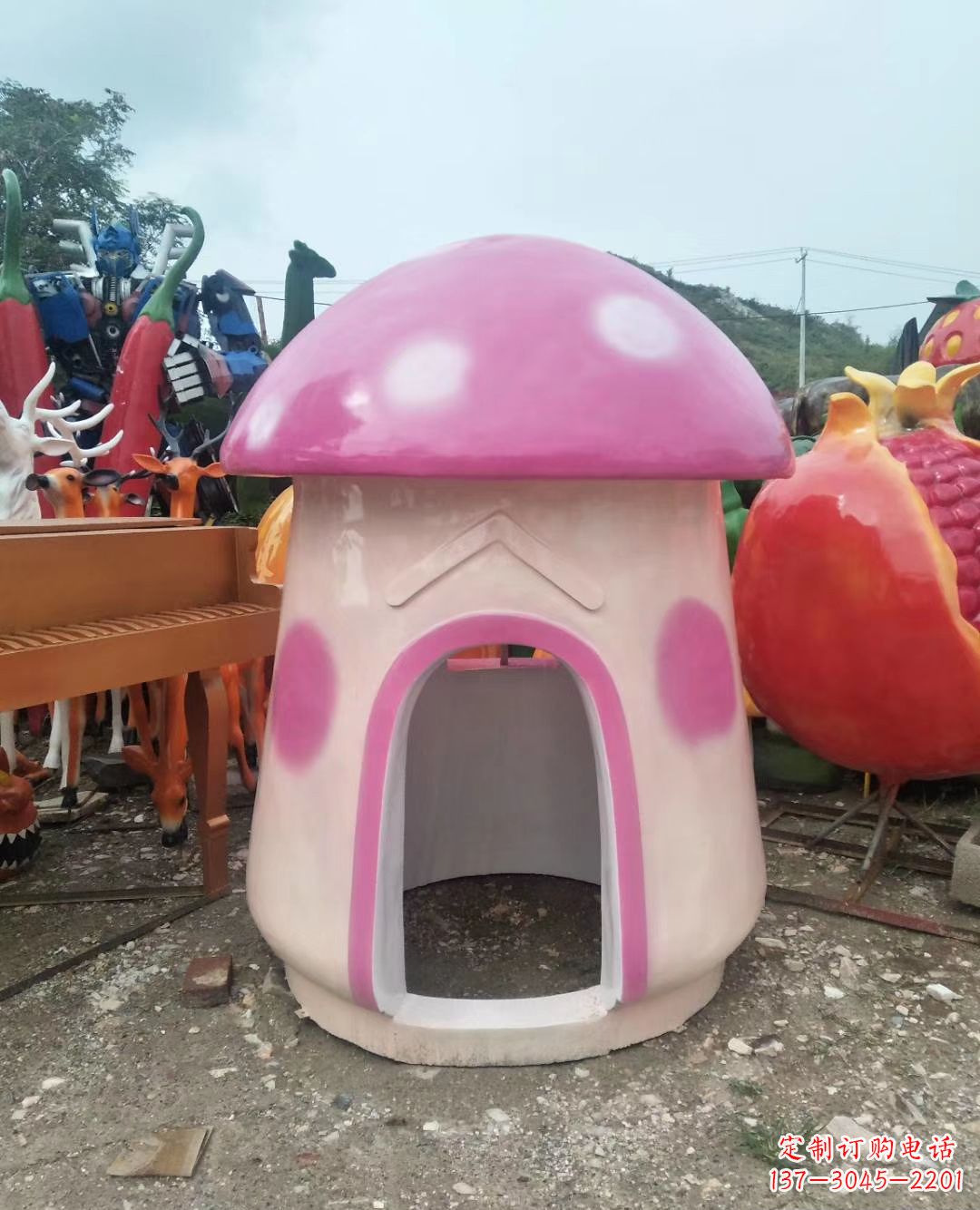 河南精致彩绘蘑菇屋雕塑