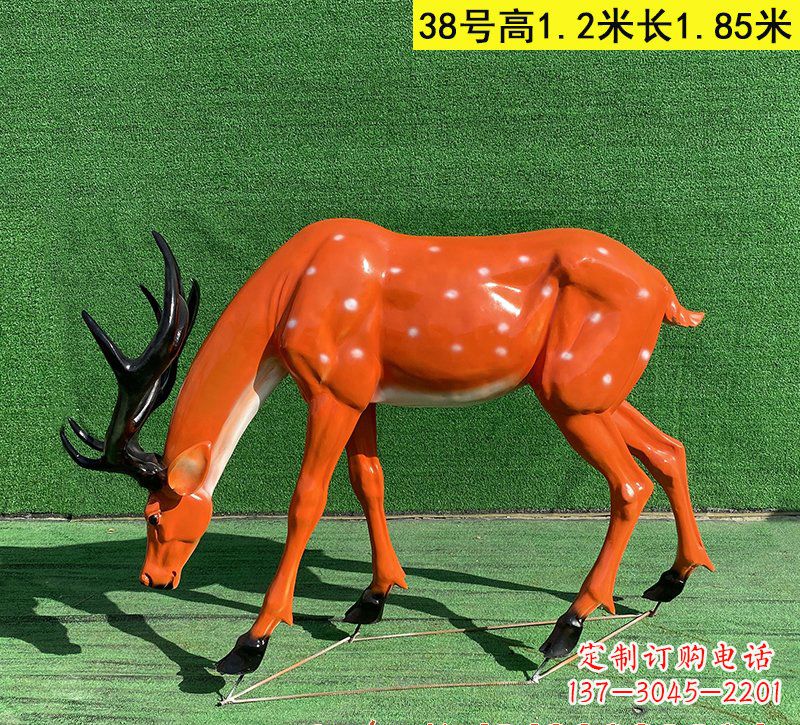 河南以玻璃钢精心制作的梅花鹿雕塑