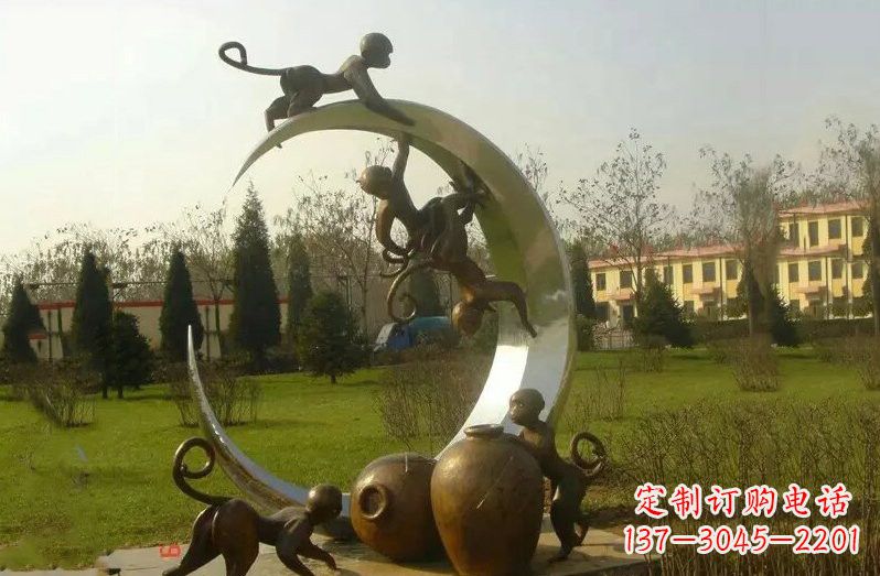 河南不锈钢猴子拉月亮雕塑
