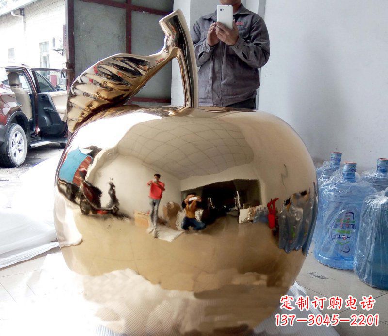 河南精美的不锈钢镜面苹果雕塑