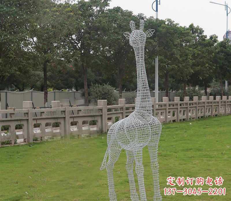 河南浪漫活力·不锈钢镂空长颈鹿雕塑